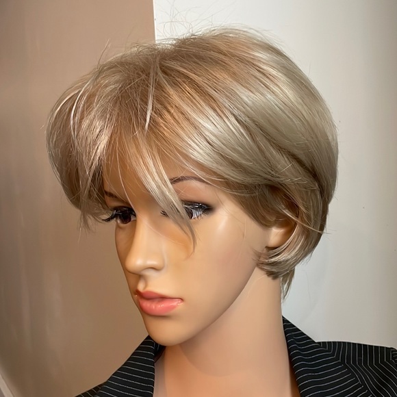 NWT 9” sassy blonde mix wig very short mens women’s unisex side or no parting - Picture 14 of 16